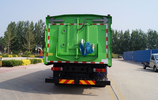 纯电动洗扫车YYD5182TXSCBEV(正后)