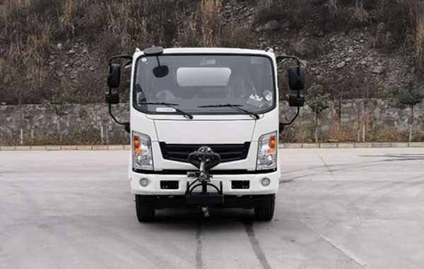 纯电动清洗车 YYD5120GQXBEV（正前）